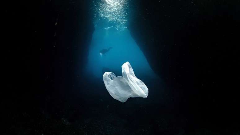 Uma quantidade considerável de plástico foi encontrada no oceano nas décadas recentes