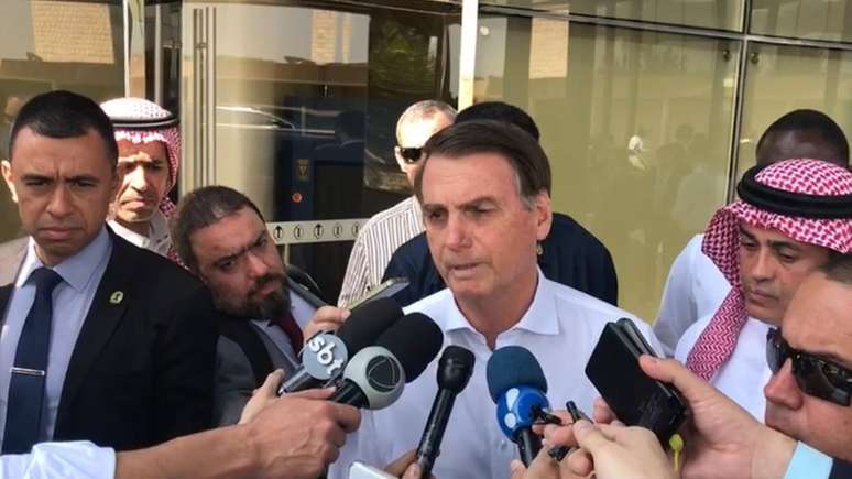 Bolsonaro concede entrevistas a jornalistas