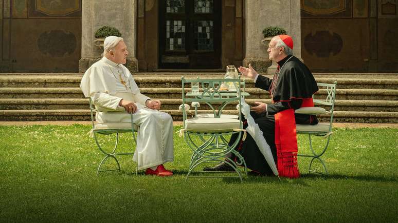 Anthony Hopkins, como Bento XVI, e Jonathan Pryce, como papa Francisco, em filme de Fernando Meirelles que mostra o encontro dos dois líderes da Igreja Católica