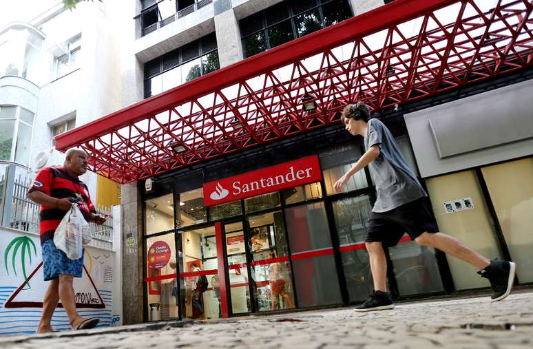 O vice-presidente de Finanças do Santander Brasil disse nesta quarta-feira que a receita líquida de juros do banco deve sofrer pressão nos próximos trimestres, já que as taxas de juros do país atingem mínimas recordes e a concorrência cresce.
REUTERS/Sergio Moraes