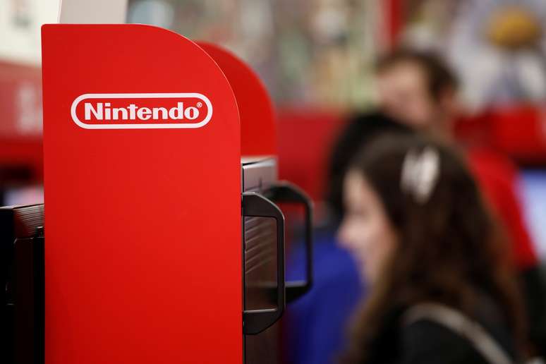 Visitantes usa o consolde Nintendo Switch para um jogo de video game, em Paris. 29/10/2019. REUTERS/Benoit Tessier 
