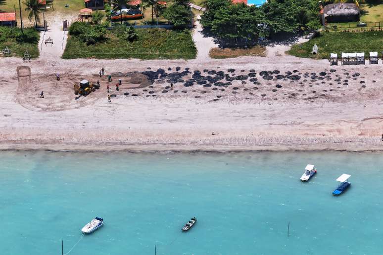 Manchas de derramamento de petróleo na praia de Peroba, em Maragogi (AL) 
17/10/2019
REUTERS/Diego Nigro