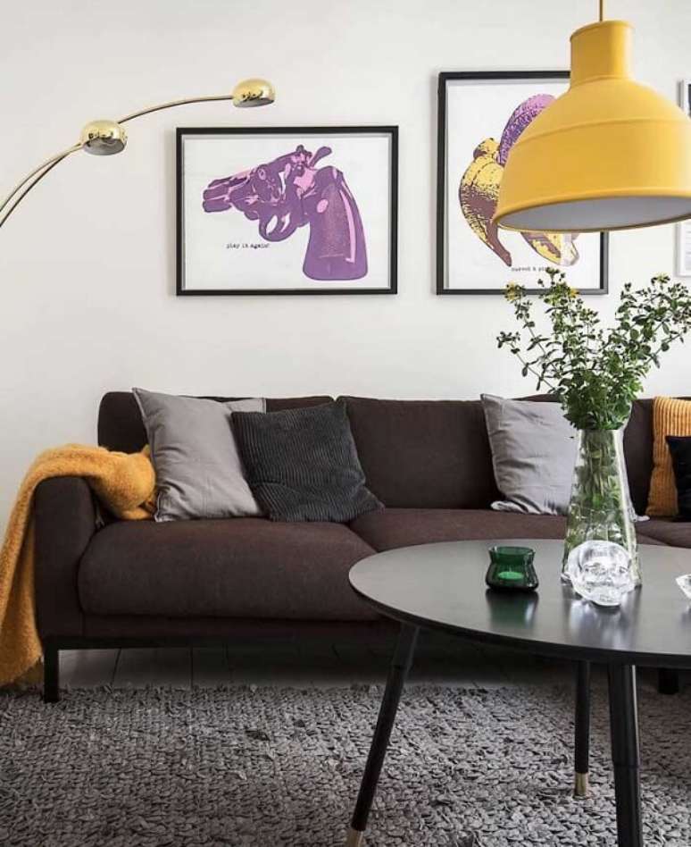 37. Sala de estar com sofá suede e pendente em tom amarelo. Fonte: Pinterest