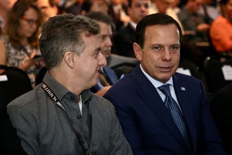 Apresentador Luciano Huck ao lado do governador de São Palo, João Doria