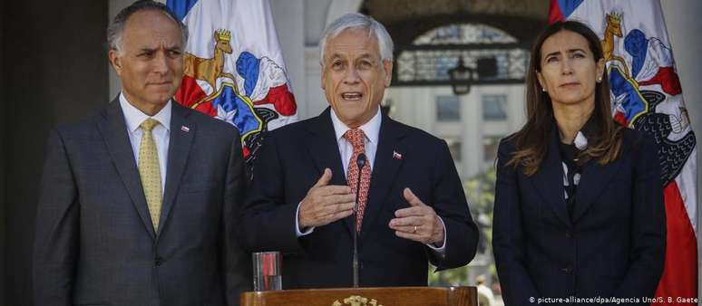 Presidente de, Sebastiáo Chiln Piñera (c.), anuncia cancelamento da cúpula da Apec e da COP-25 no país