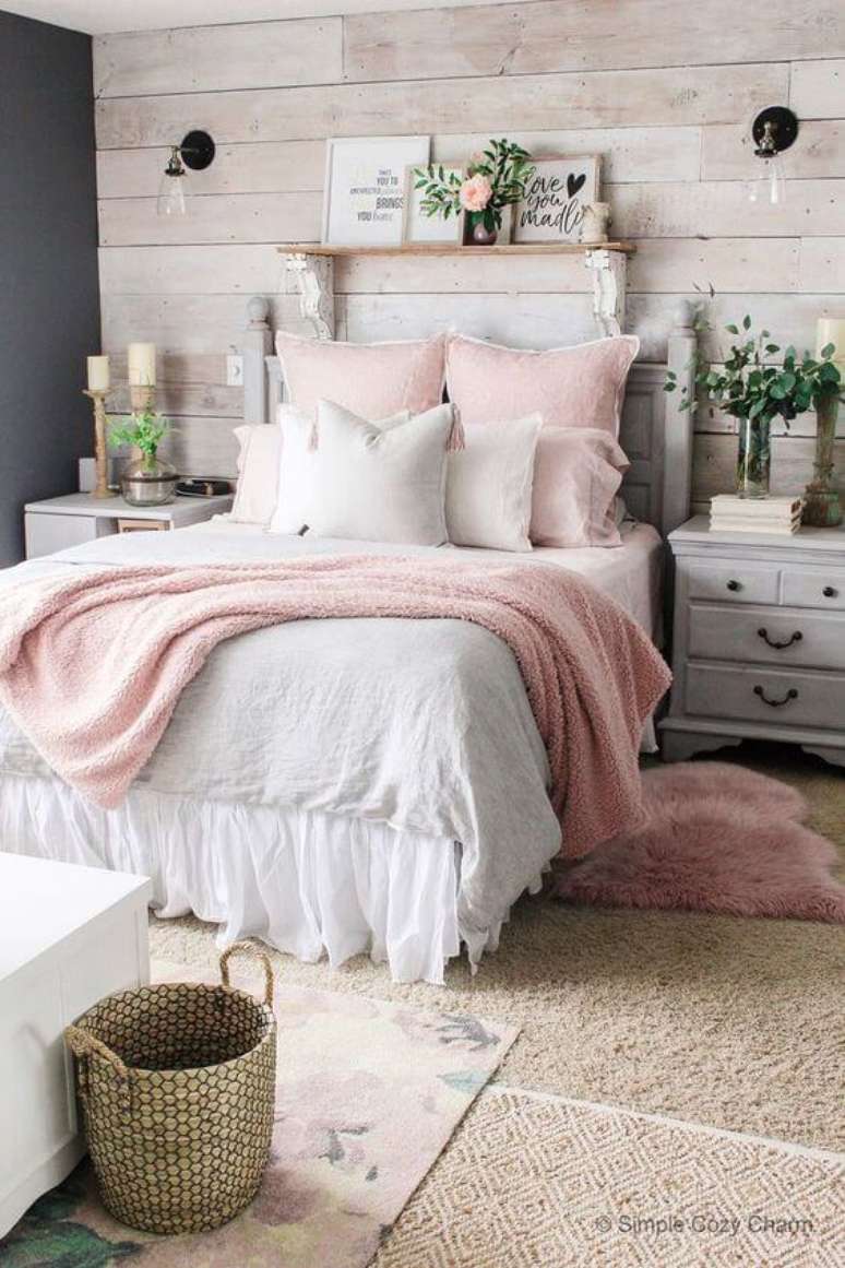 11. Cama arrumada com manta rose e travesseiros branco – Por: Pinterest