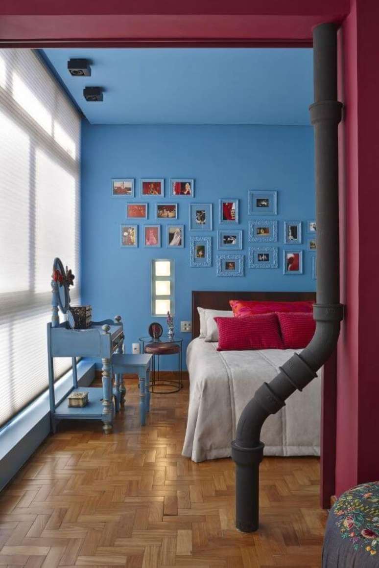 35. Cama arrumada combinando com o quarto azul e marsala – Por: Gislene Lopes