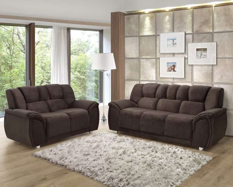 3. Conjunto de sofá 2 e 3 lugares suede amassado em tom café. Fonte: Carrefour