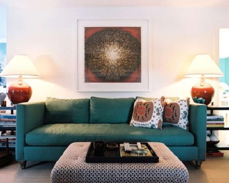 44. Sala de estar com sofá suede e almofadas estampadas. Fonte: Pinterest