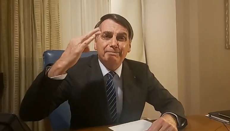 Presidente Jair Bolsonaro fez um vídeo ao vivo para rebater a reportagem transmitida durante o Jornal Nacional na terça-feira (29).