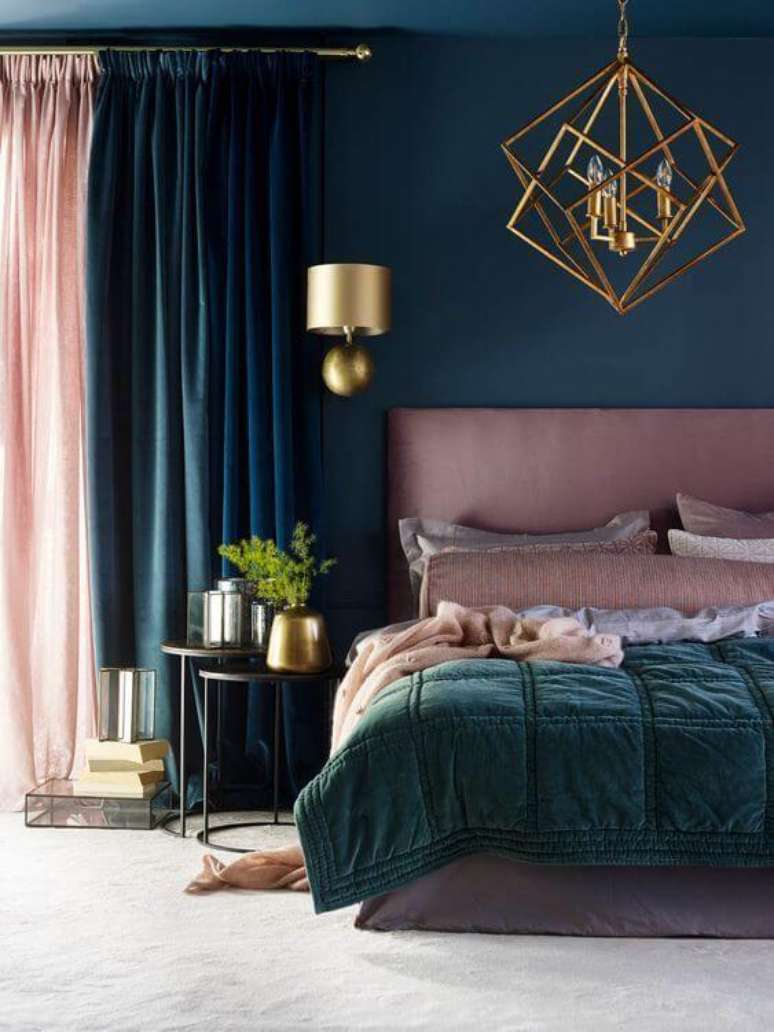 4. Quarto moderno com cama arrumada em tons de azul, rosa e dourado – Por: Publicidade Marketing