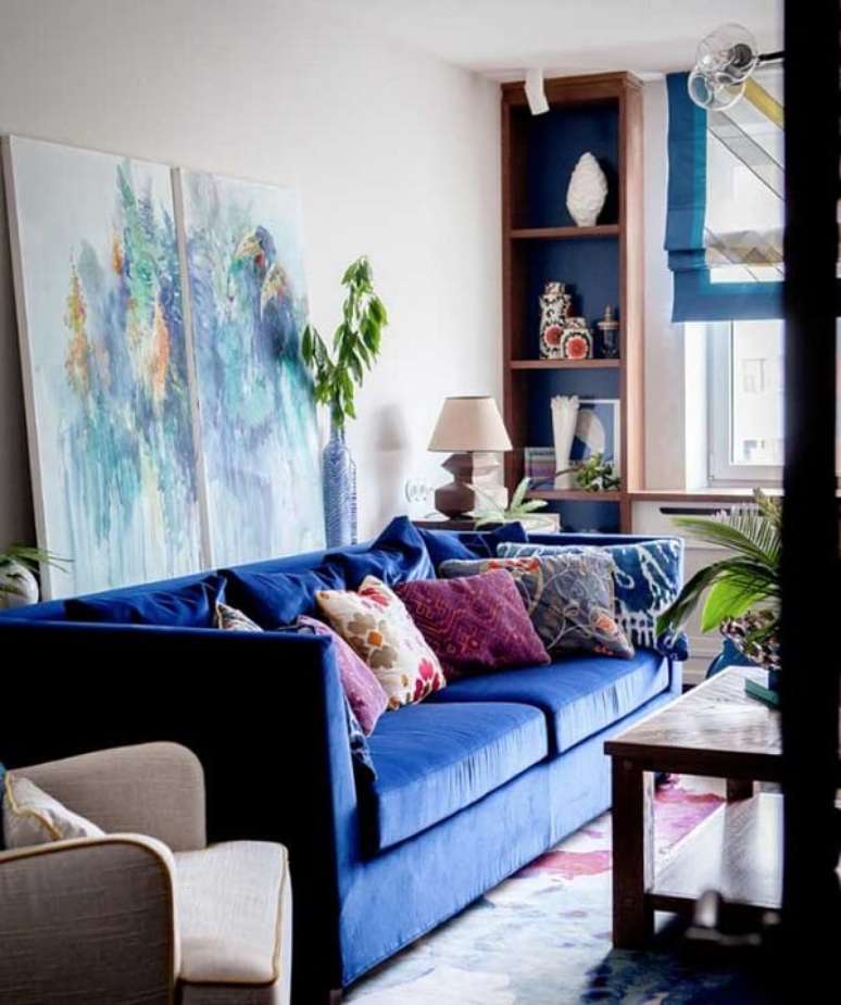 17. Sofá suede azul marinho e almofadas estampadas. Fonte: Pinterest