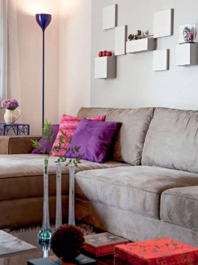 18. Sofá suede bege e almofadas em tom rosa e roxo. Fonte: Pinterest