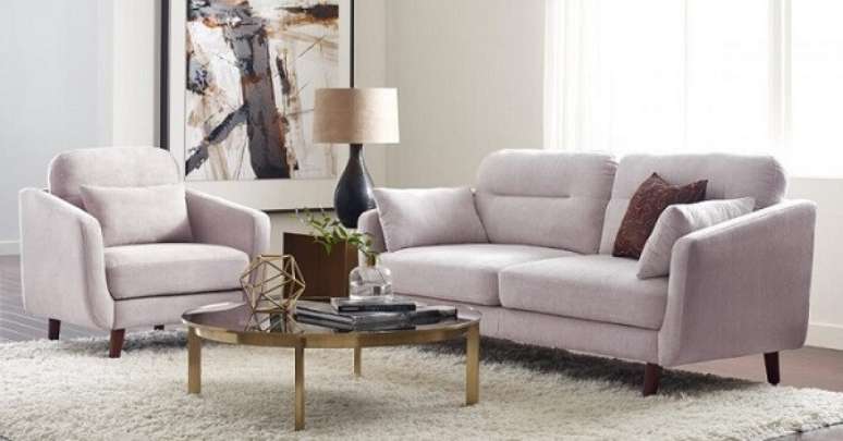 21. Conjunto de poltrona e sofá suede para sala de estar. Fonte: Pinterest