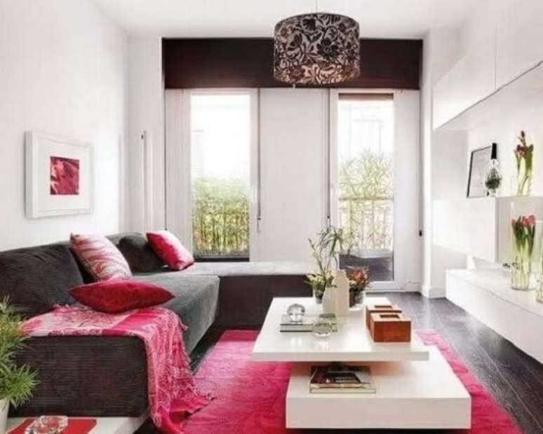 31. Sofá suede preto e tapete rosa pink. Fonte: Pinterest