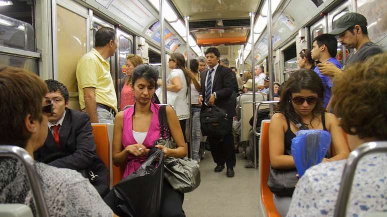 O aumento da tarifa do metrô impulsionou os protestos no Chile