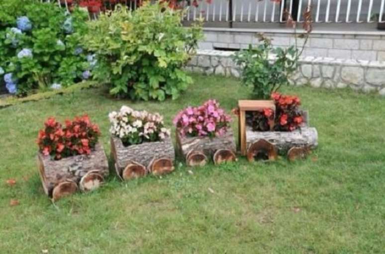 13. Enfeites para jardim feitos com trono de madeira. Fonte: Pinterest