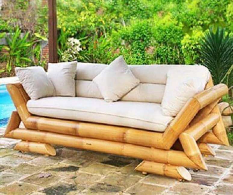 24. Os m&oacute;veis podem complementar a decora&ccedil;&atilde;o e s&atilde;o lindos enfeites para jardim. Fonte: Pinterest