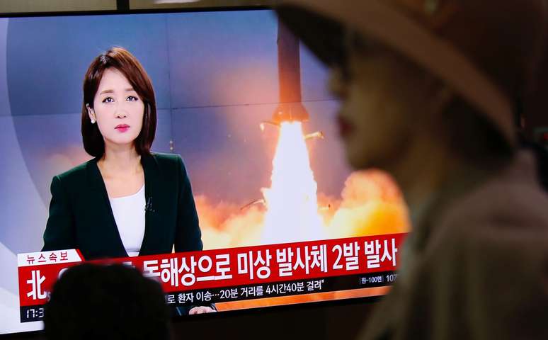 Pessoas assistem noticiário sobre lançamento de projéteis pela Coreia do Norte em Seul
31/10/2019 REUTERS/Heo Ran 