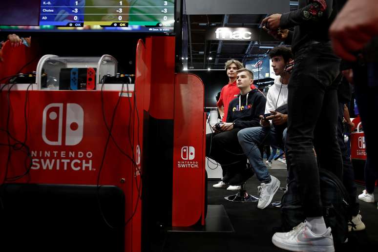 Nintendo Switch &eacute; usado durante Paris Games Week (PGW), na Fran&ccedil;a 29/10/2019 REUTERS/Benoit Tessier