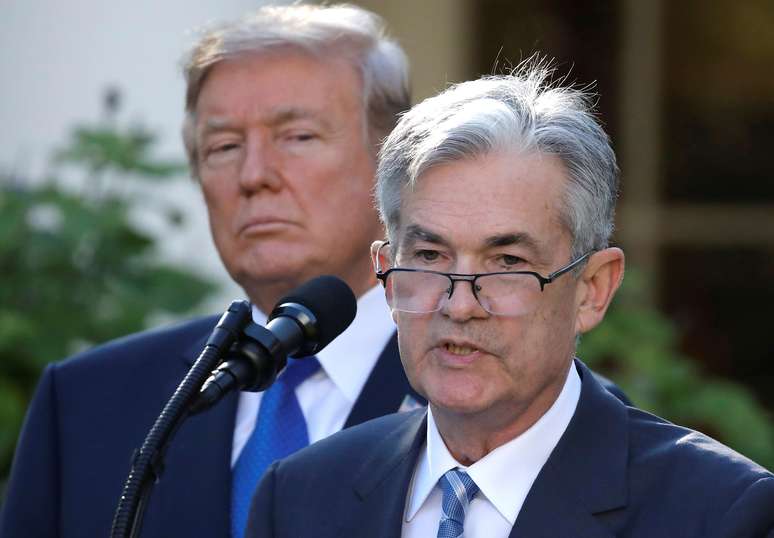 Presidente dos EUA, Donald Trump, observa o chairman do Fed, Jerome Powell, durante pronunciamento na Casa Branca 
02/11/2017
REUTERS/Carlos Barria