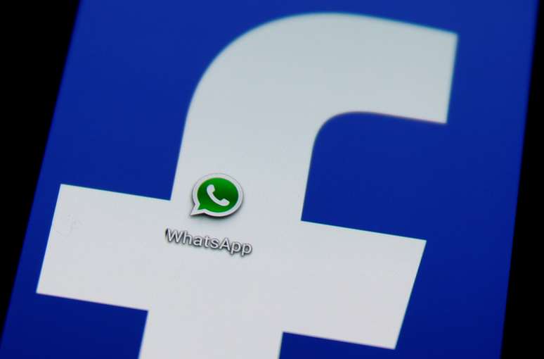 Logotipo do Facebook, com o ícone de sua controlada Whatsapp no centro. 20/2/2014.REUTERS/Dado Ruvic