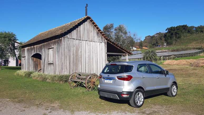 O EcoSport sem estepe externo num dos cenários rurais da Serra Gaúcha.