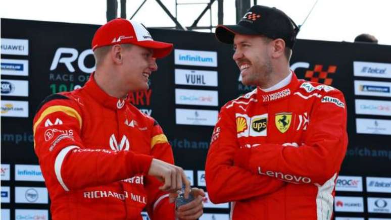 Mick Schumacher e Sebastian Vettel durante evento festivo