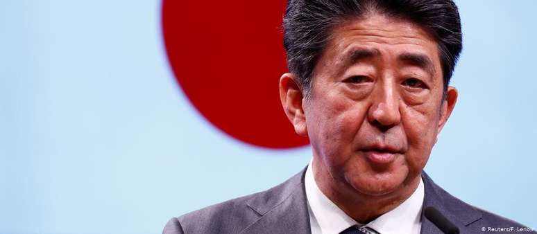 Gabinete do primeiro-ministro japonês Shinzo Abe vem proporcionando série de gafes e constrangimentos