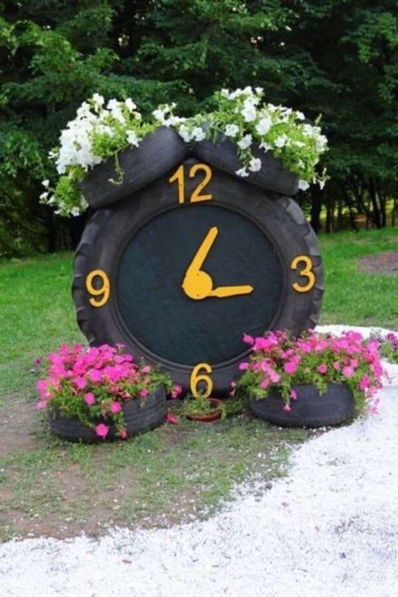 21. Enfeites para jardim feitos com pneu formam um lindo relógio. Fonte: Pinterest