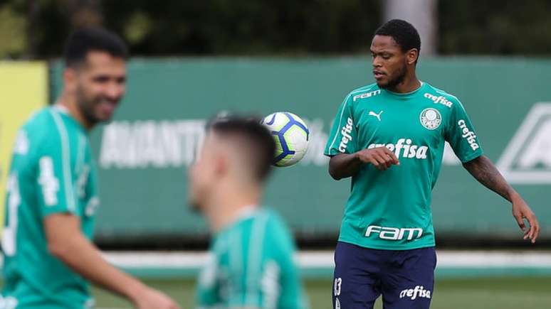 Luiz Adriano durante treino do Palmeiras, na Academia de Futebol (Foto: Cesar Greco)