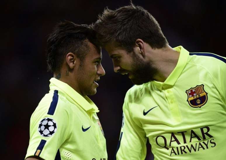Neymar e Piqué em campo pelo Barcelona (Foto: AFP)