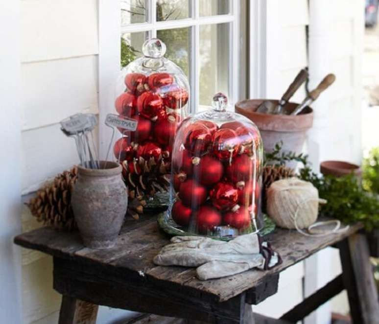 22. Aproveite fracos de vidro e bolas decorativas e faça lindos enfeites para jardim natalinos. Fonte: O Meu Jardim