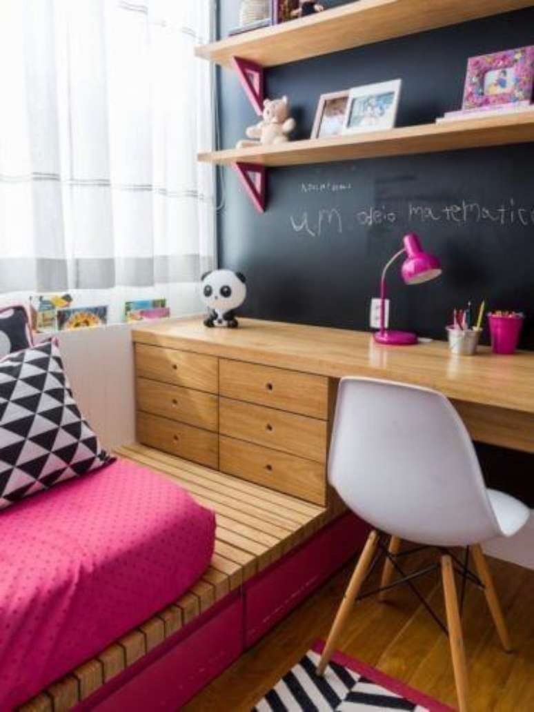 55. Quartos pequenos também podem ter escrivaninhas para estudo – Por: Conexão Decor