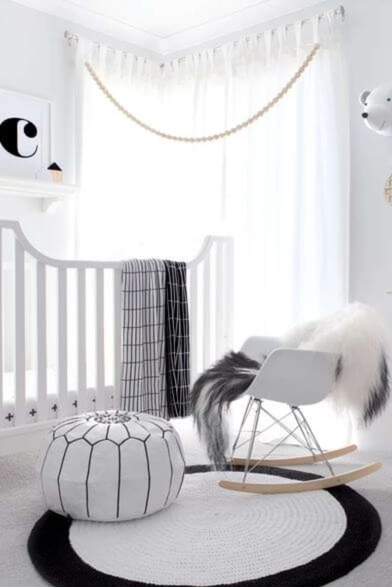 58. Cadeira para quarto de bebê neutro em preto e branco – Por: Good House Keeping