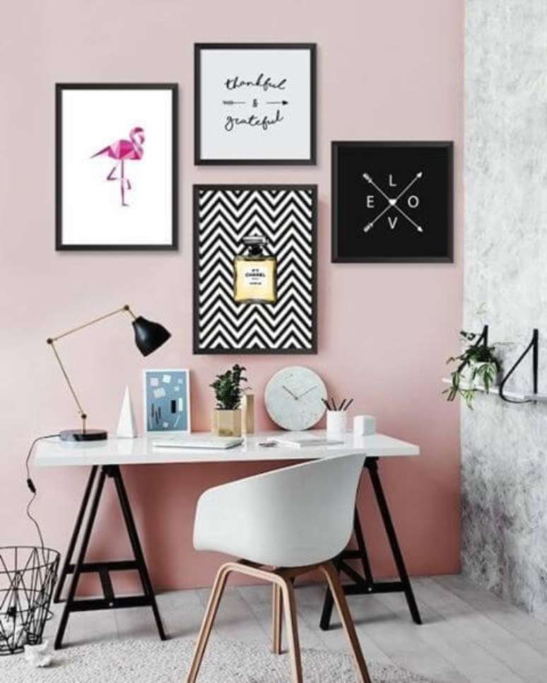 60. Cadeira para quarto feminino com quadros decorativos na decoração – Por: Decoração Ideias