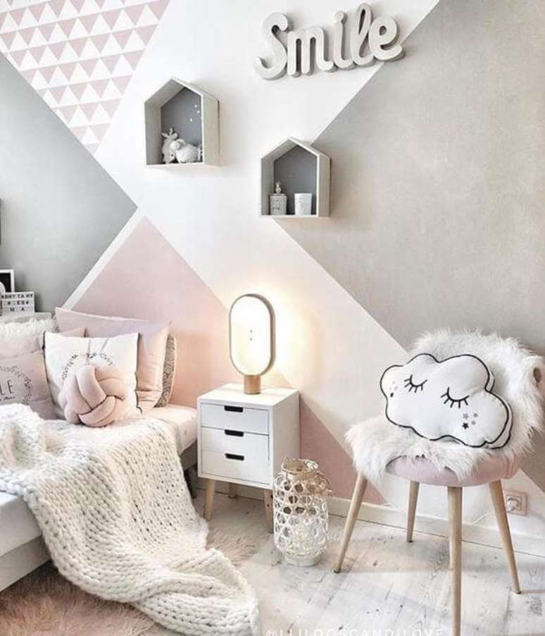 61. Cadeira para quarto decorativo com almofadas e detalhes confortáveis – Por: Instagram