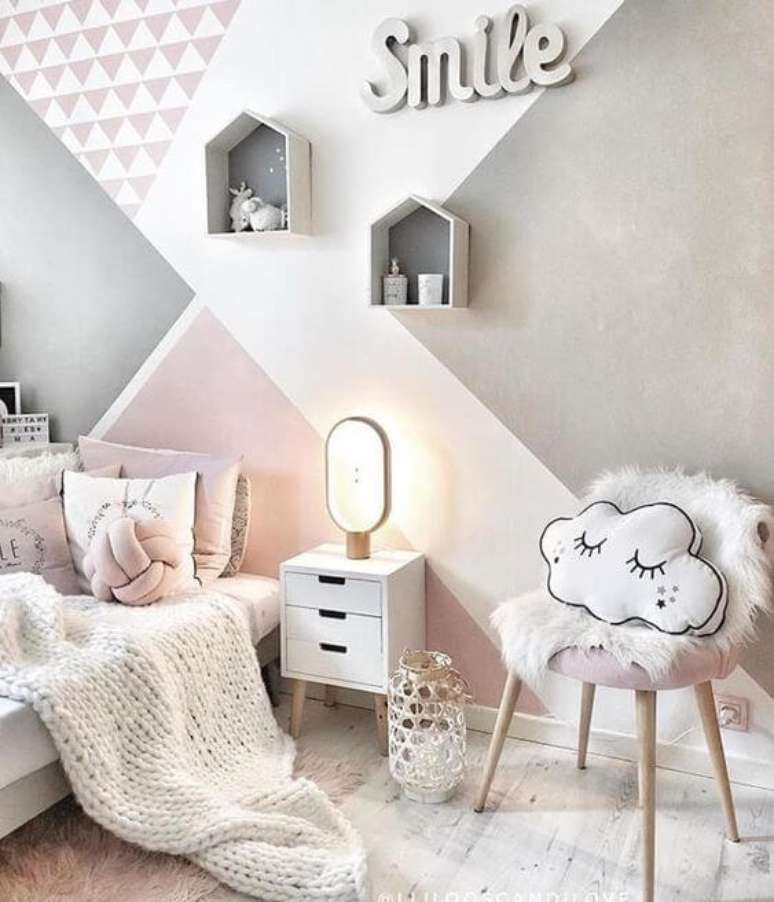 61. Cadeira para quarto decorativo com almofadas e detalhes confort&aacute;veis &ndash; Por: Instagram