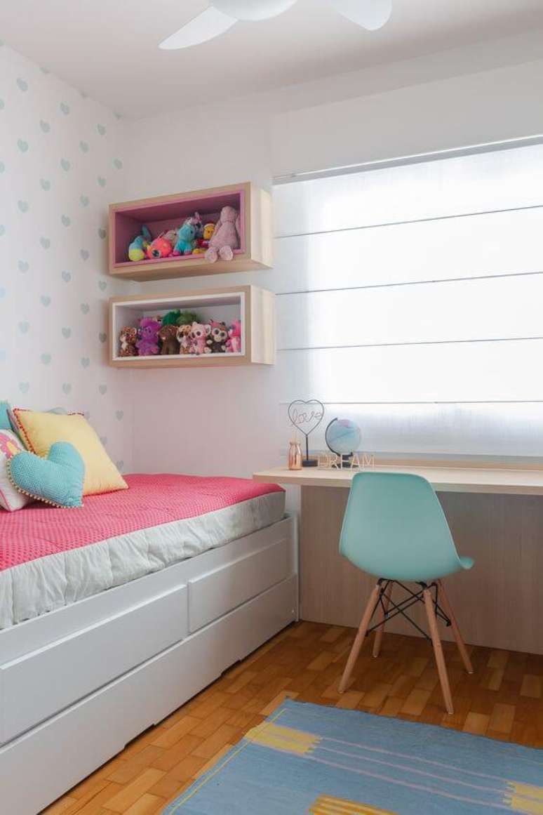 66. O quarto colorido fica lindo com a cadeira para quarto turquesa – Por: Duda Senna