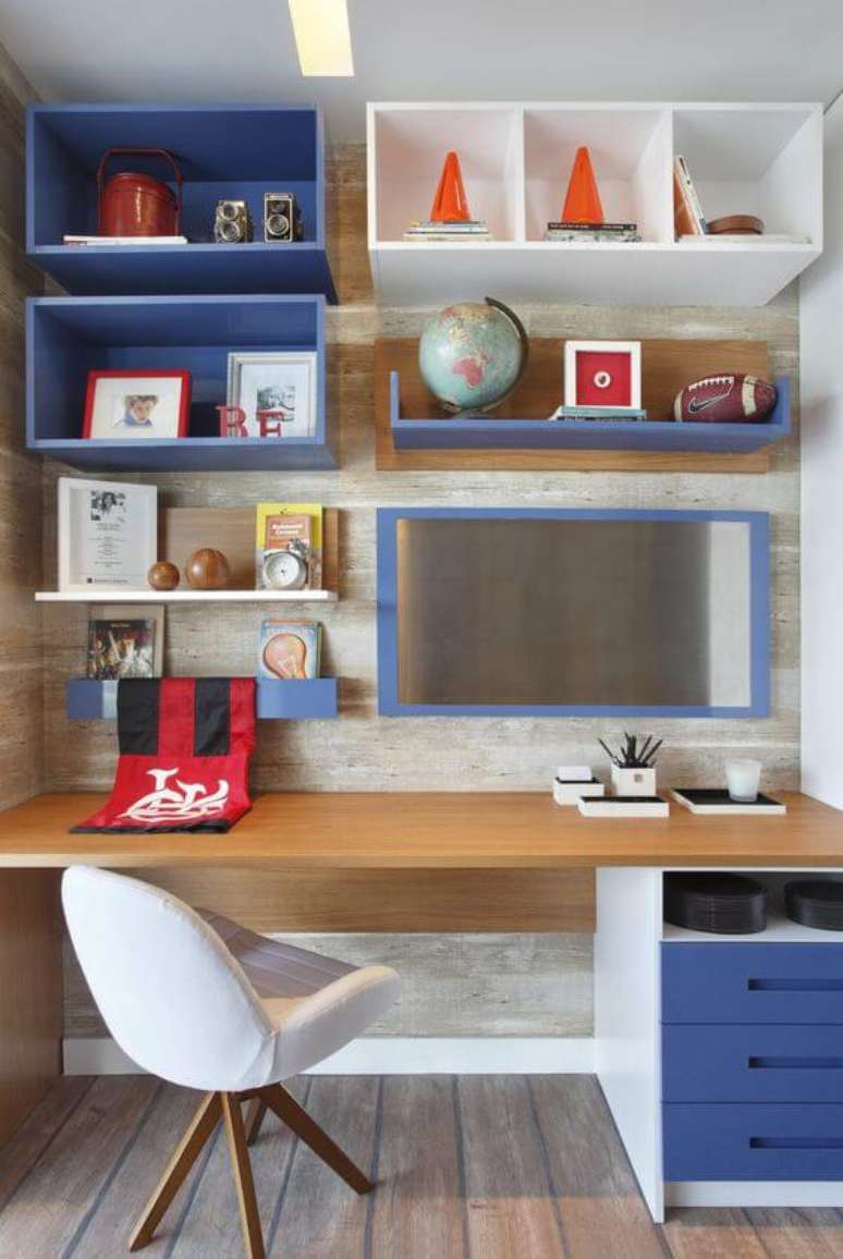 14. Cadeira para quarto infantil com prateleiras para livros e decoração – Por: Casa Casada