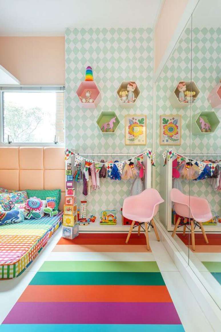 15. Cadeira para quarto infantil com tapete colorido – Por: Pinterest