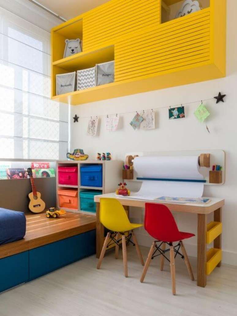 17. Cadeira para quarto infantil colorida para combinar com a decoração – Por: Natoca Design