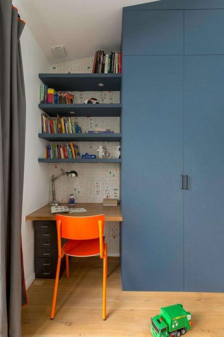 18. Cadeira para quarto infantil laranja para combinar com a escrivaninha pequena – Por: Pinterest