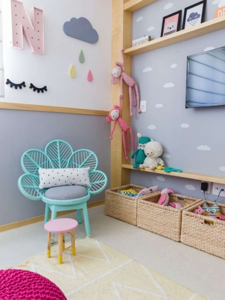 30. Cadeira para quarto infantil azul, próximo aos brinquedos – Por: Na Toca Design