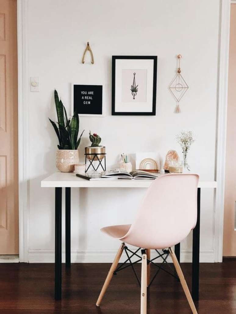 33. Cadeira para quarto moderna em tons de rosa – Por: Pinterest