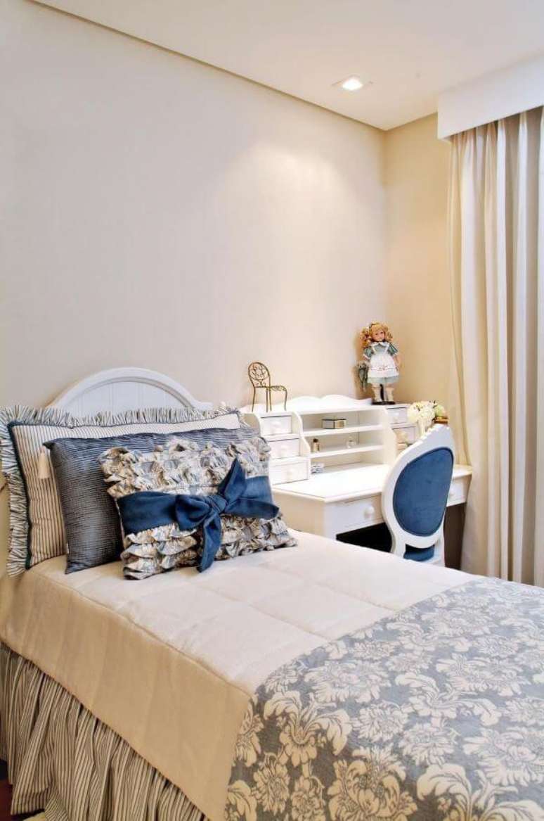 36. Cadeira para quarto azul, combinando com o jogo de cama – Por: SQ Arquitetos Associados