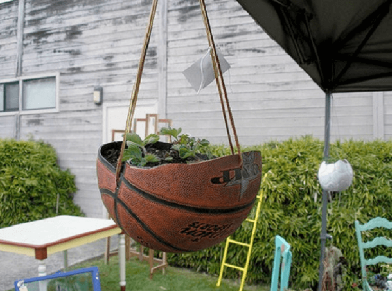 72. A bola de basquete foi reutilizada como vaso no jardim. Fonte: Pinterest