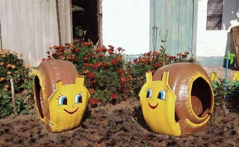 25. Enfeites para jardim feitos com pneu formam caracóis. Fonte: Pinterest
