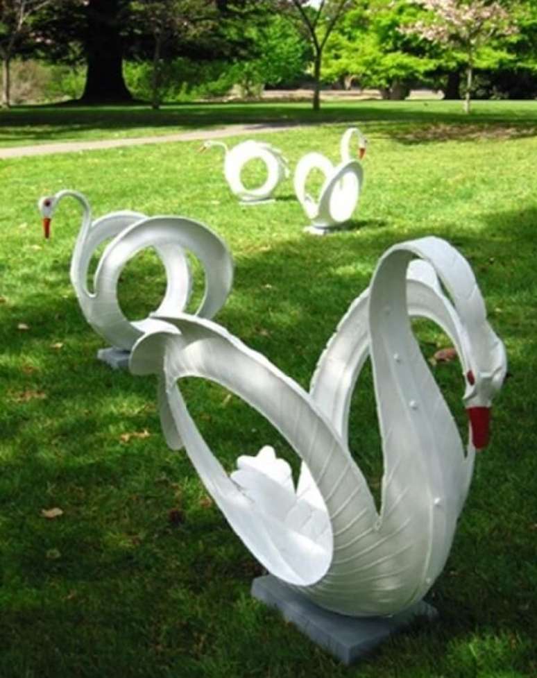 29. Enfeites para jardim feitos com pneu formam lindos cisnes. Fonte: Pinterest