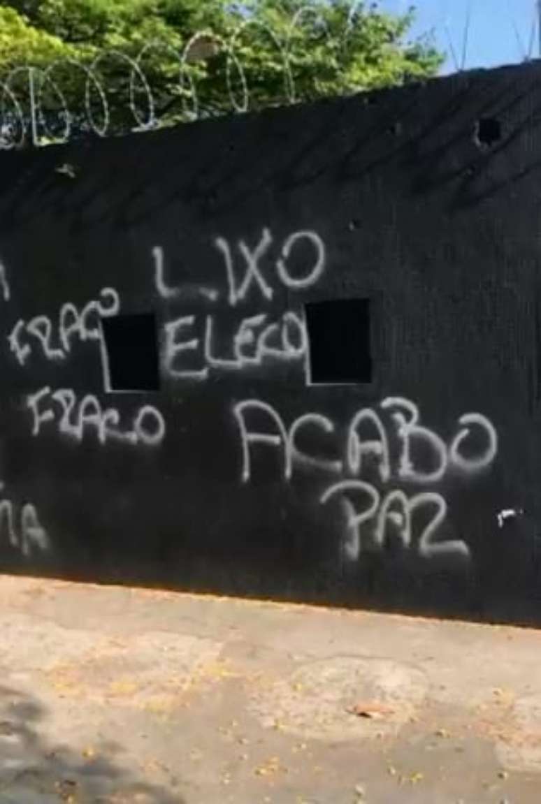 Protestos no Parque São Jorge criticam elenco, diretoria e treinador (Foto: Reprodução/Twitter)